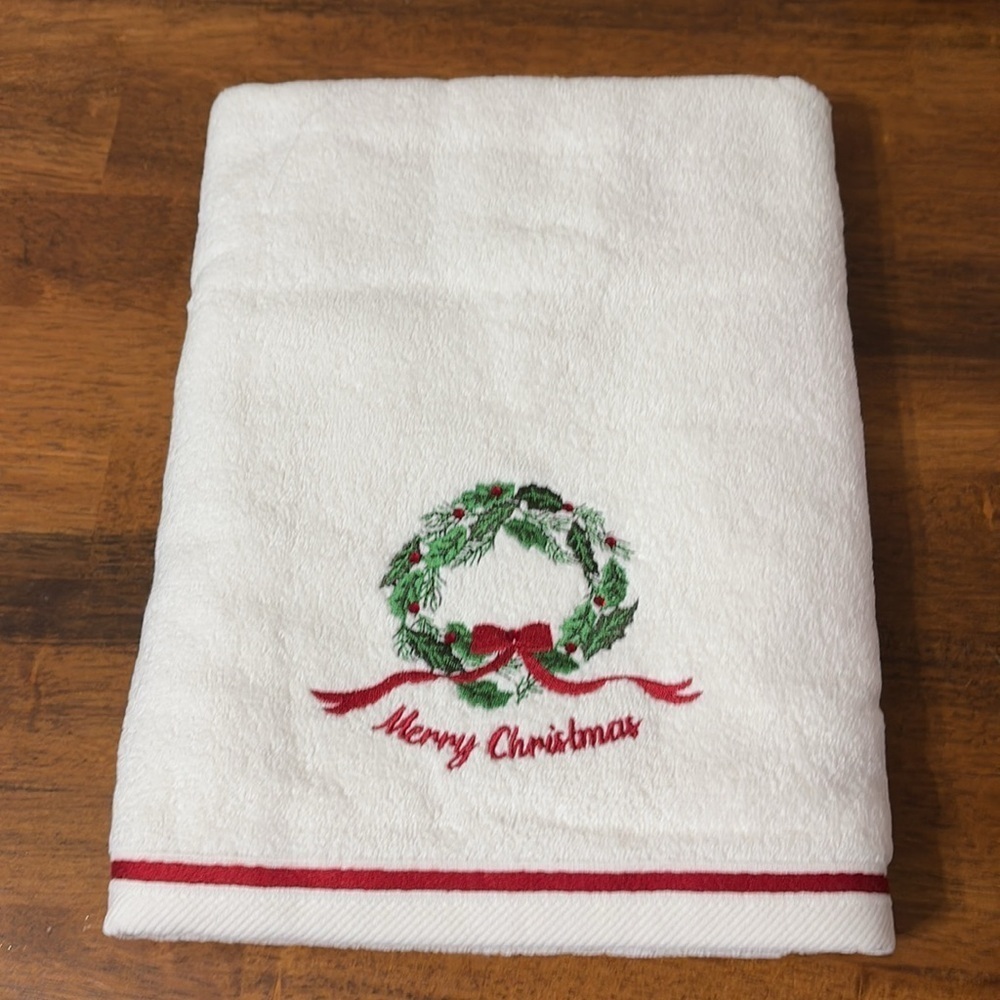 NWT 2 MARTHA STEWART PINE WREATH MERRY CHRISTMAS BATH TOWEL 28 X 48